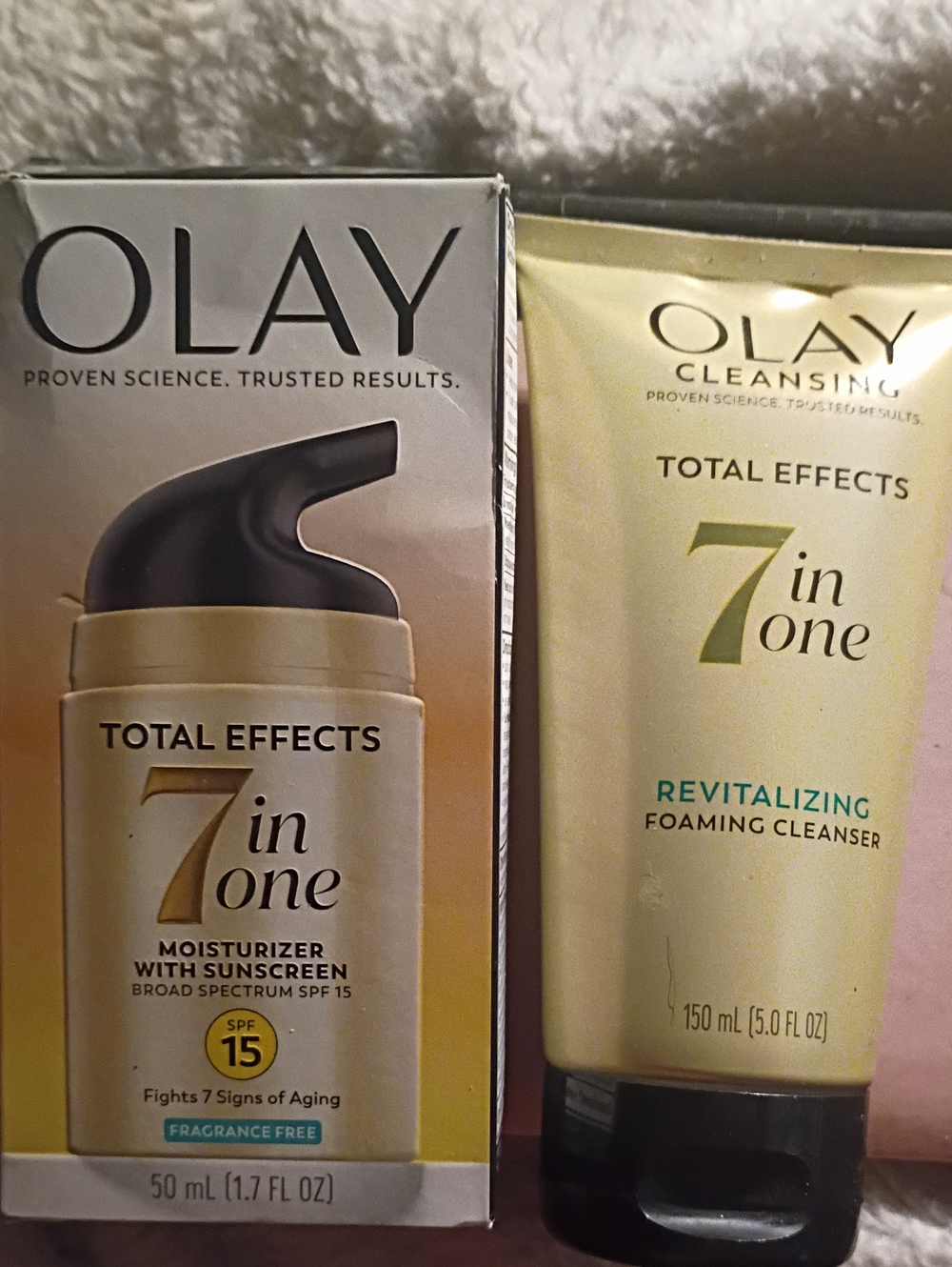 OLAY 7 in 1 Fragrance Free Moisturizer w/ SPF 15 & (1) REVITALIZING Cleanser